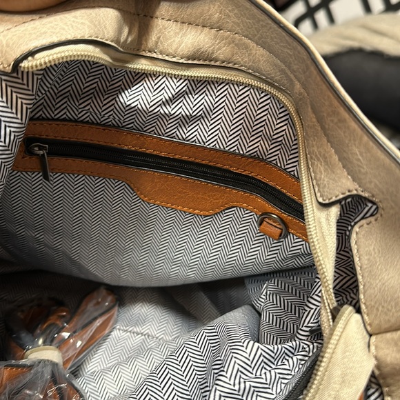 A vegan handbag, style type shoulder hobo cross-body with an extra strap - Picture 15 of 15